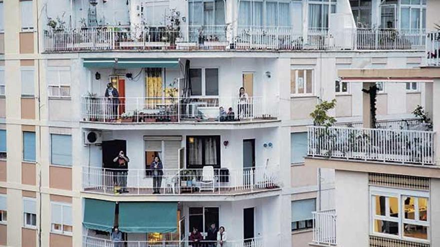 Varios vecinos de un edificio de Palma, durante el confinamiento por el coronavirus.