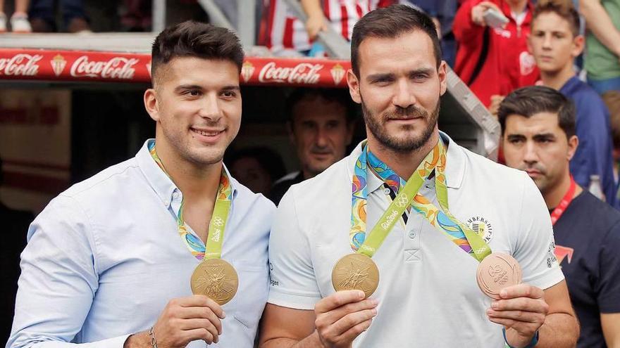 Cristian Toro -a la izquierda- y Saúl Craviotto, con sus medallas, en El Molinón.