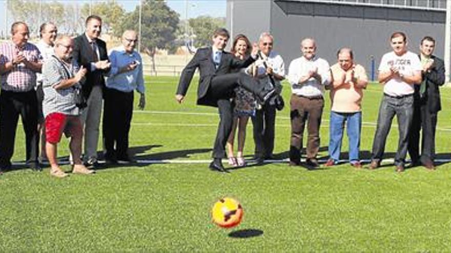 BATALLER INAUGURA EL NUEVO CÉSPED DEL PARQUE SINDICAL