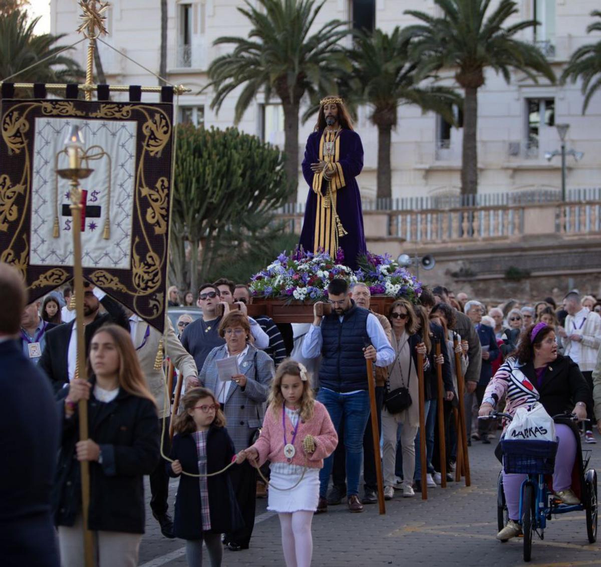 La Virgen de la Soledad de los Pobres entrando a la Iglesia Santa María de Gracia, ayer. | LOYOLA PÉREZ DE VILLEGAS