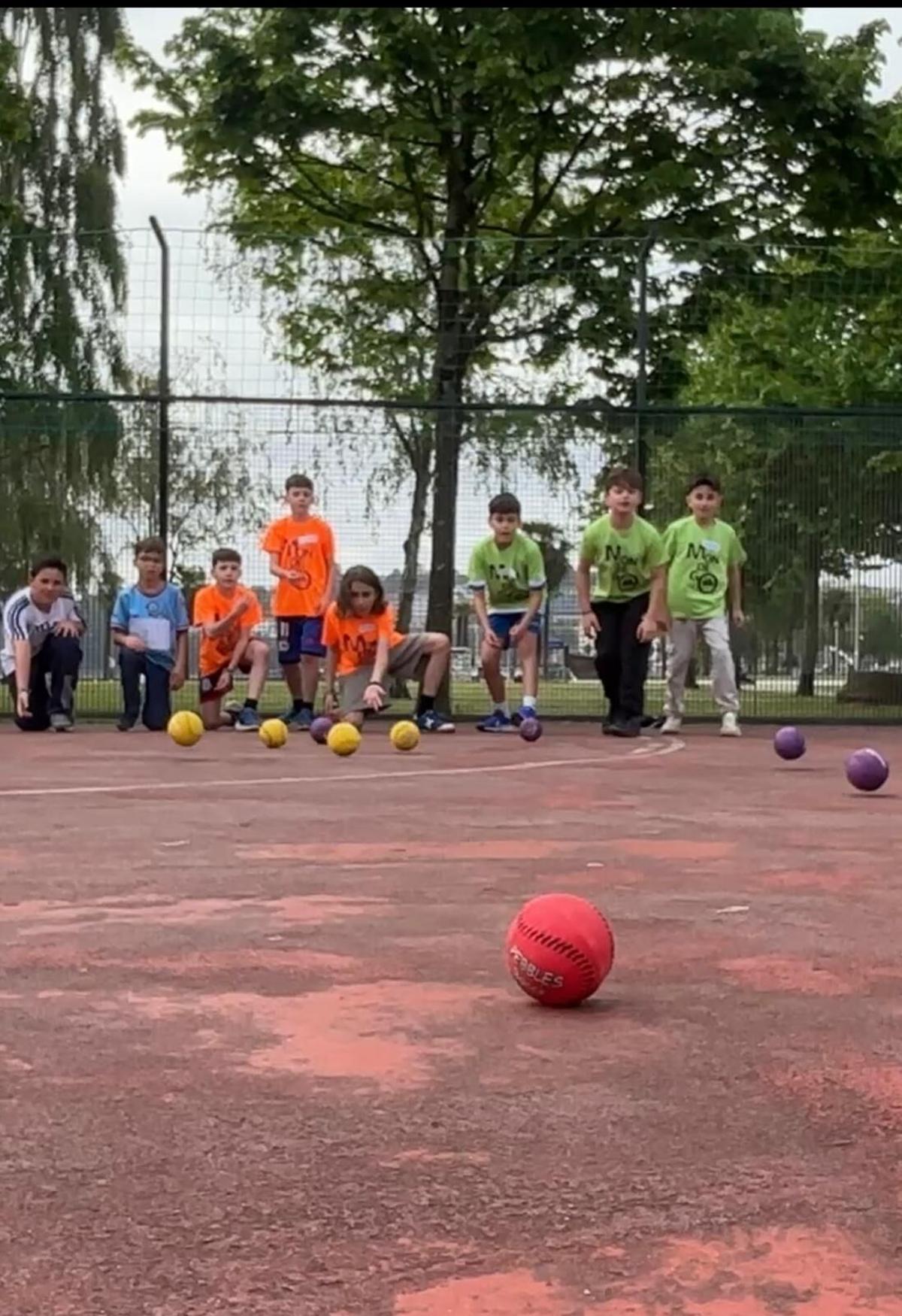 Participantes en la jornada de deporte en la calle de Sada.