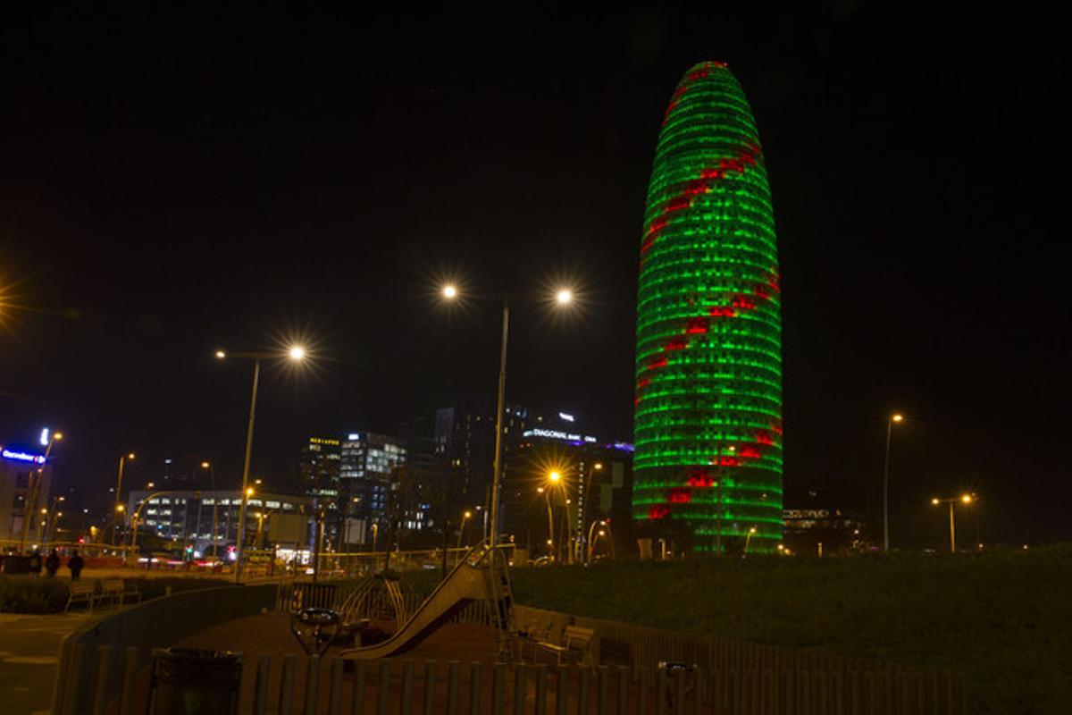 La Torre Agbar, il·luminada amb motiu del Dia Internacional de la Sida.