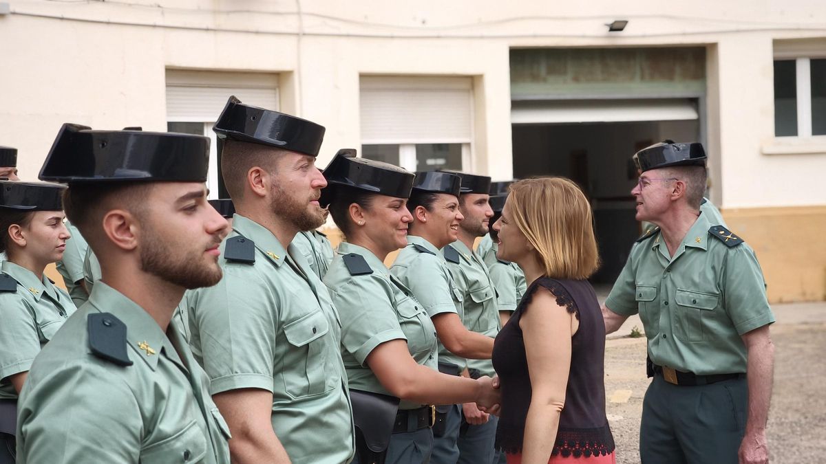 Bernabé y Prieto saludan uno por uno a los 171 agentes en prácticas.