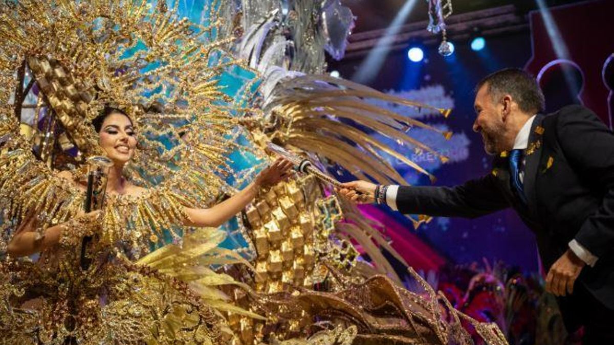 Corina Mrazek González, con la fantasía “El Mundo”, reina del Carnaval de Santa Cruz de Tenerife 2025.