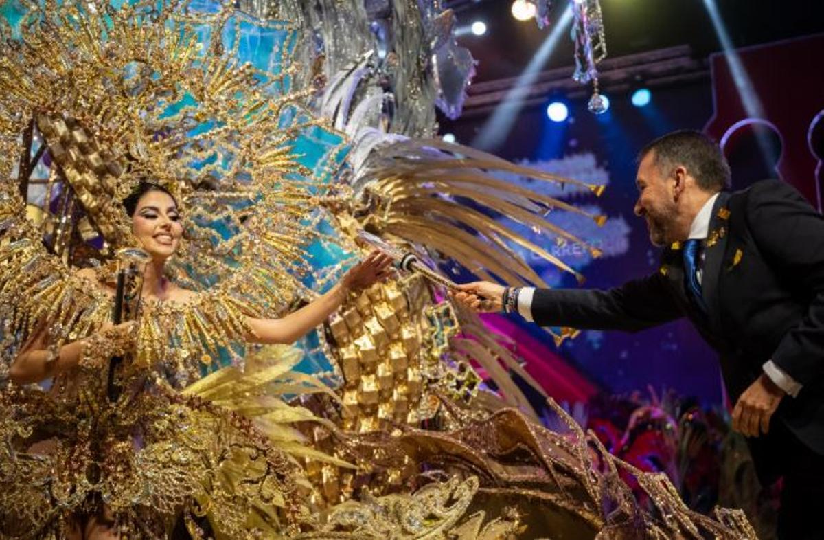 Corina Mrazek González, con la fantasía “El Mundo”, reina del Carnaval de Santa Cruz de Tenerife 2025.