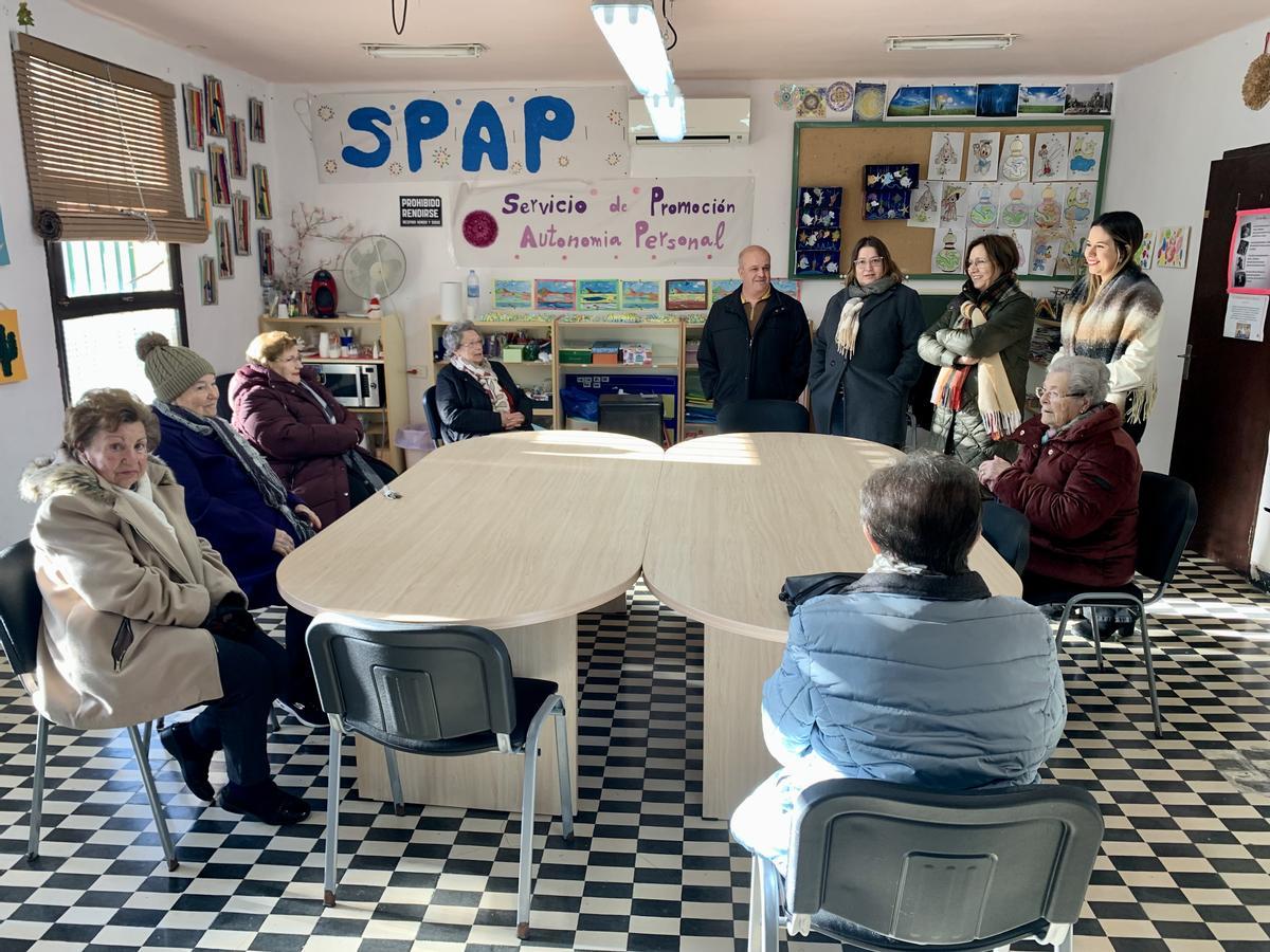 Ruth Sanz y Xaro Miralles han conocido el Servicio de Promoción de Autonomía Personal (SPAP) de Ayódar.