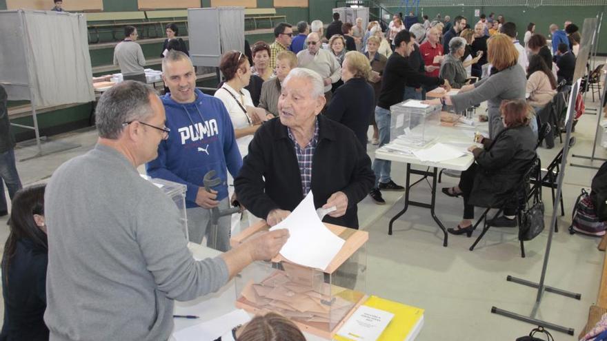 Vecinos depositando el voto en el IES Rodeira, en Cangas.// Santos Álvarez