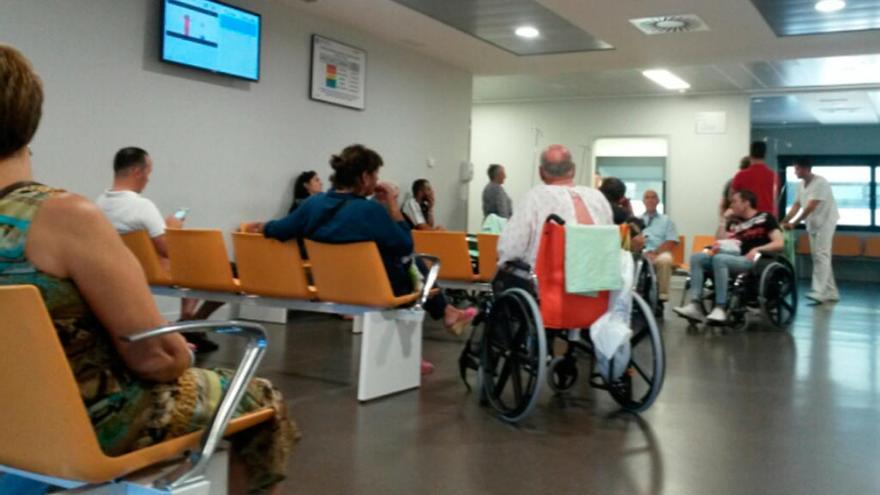 Pacientes aguardando en una sala de espera del servicio, ayer. FdV