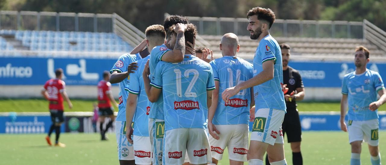 Los futbolistas del Ciudad de Lucena celebran un gol en el pasado derbi ante el Espeleño.