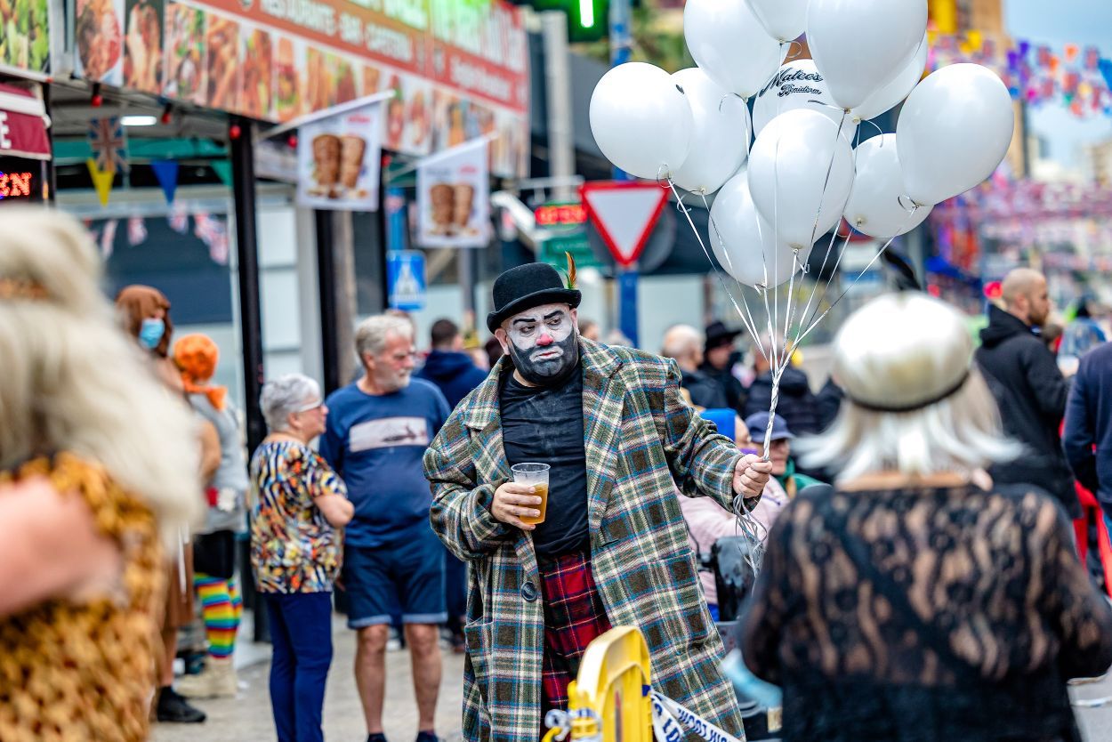 Los británicos desafían a la lluvia y celebran su "Fancy Dress Party" en Benidorm