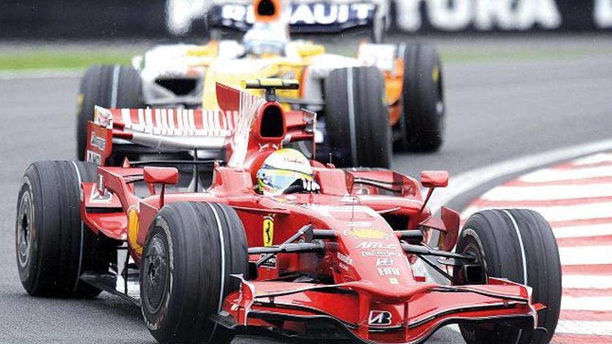 Felipe Massa, con Fernando Alonso a su estela, durante los entrenamientos libres de ayer