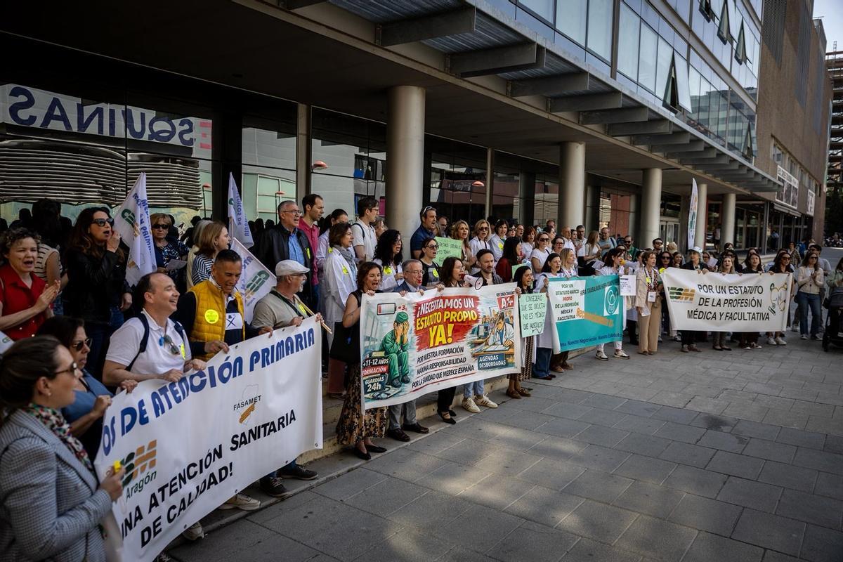 Concentración de los médicos y facultativos a las puertas del Miguel Servet durante la huelga de médicos.