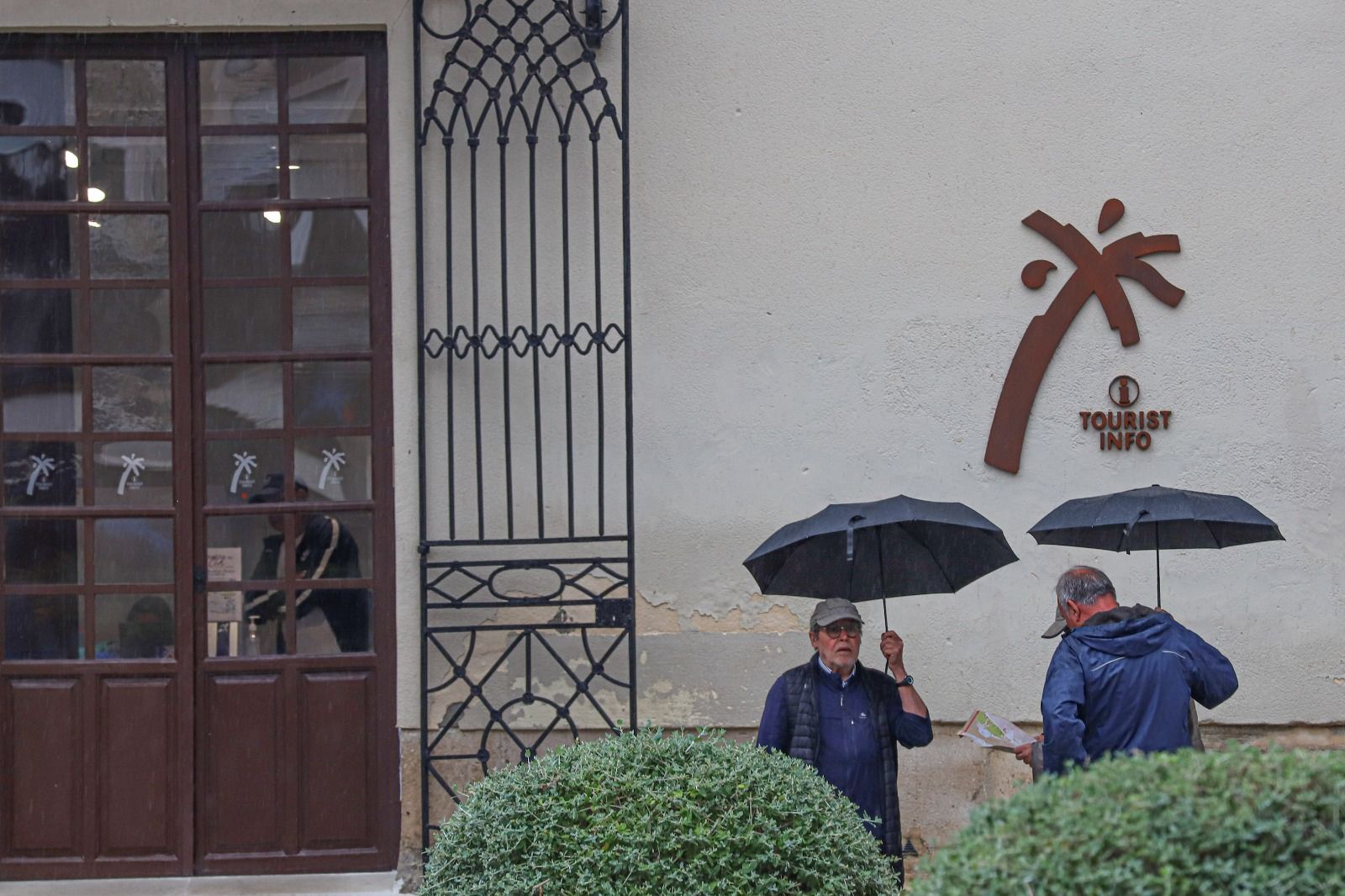 La lluvia baña la ciudad de Orihuela