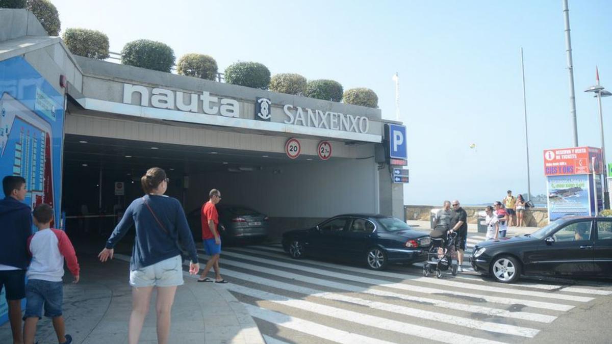 Entrada al parking de Nauta en Sanxenxo.   | // RAFA VÁZQUEZ