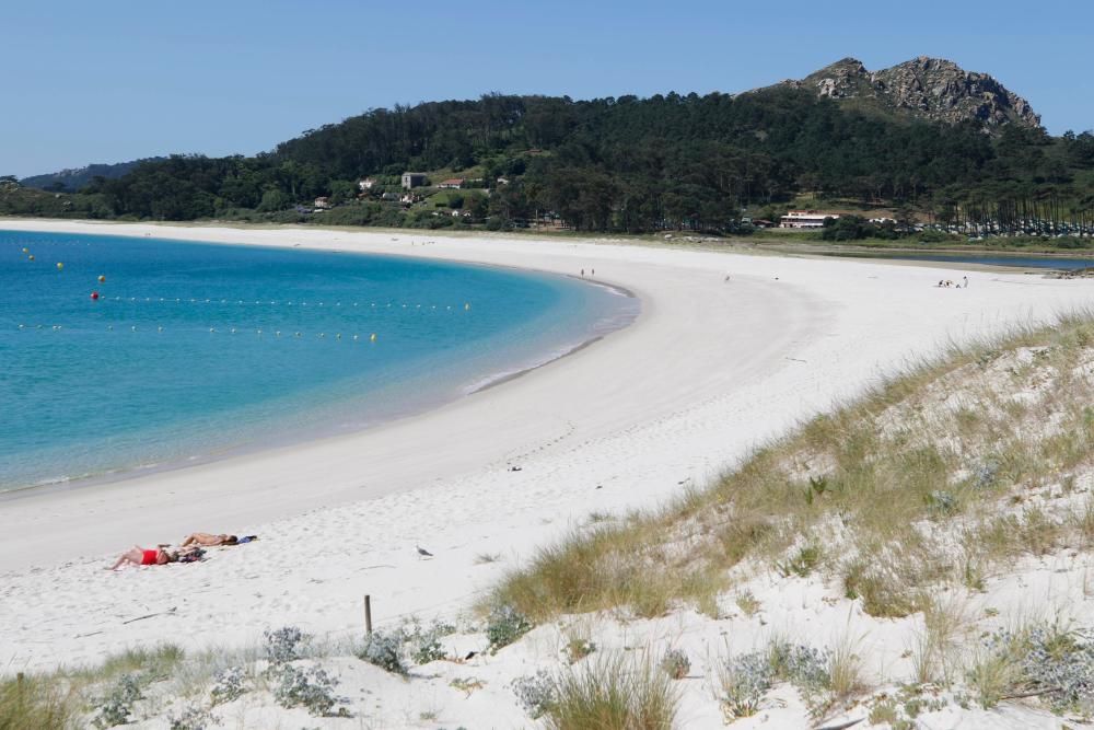 Cíes recibe a los primeros visitantes desde Vigo y Cangas. // Alba Villar | Santos Álvarez