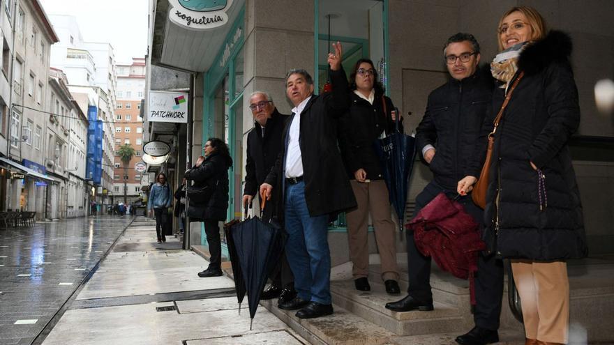 El alcalde Lores guía a Pere Navarro y a otros directivos de la DGT en un paseo por la ciudad. |   // G. SANTOS