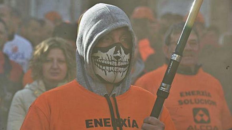 Un trabajador de la fábrica de aluminio de Alcoa de A Coruña, en una protesta contra el cierre de la planta.