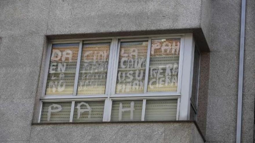 En la ventana de la vivienda se hace referencia al banco que desahució el piso.  // Bernabé/Gutier