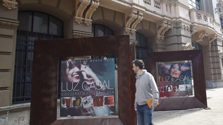 La exposición sobre la discografía de Luz Casal a las puertas del teatro Palacio Valdés.