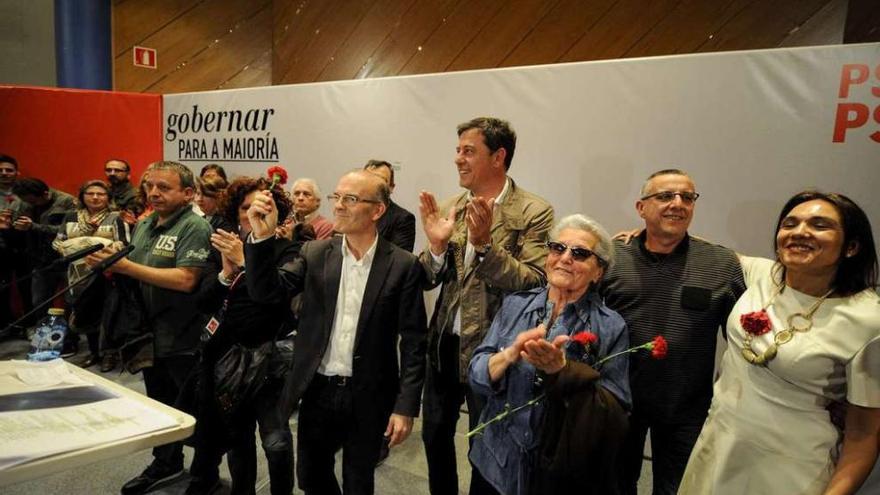 Barquero alza un clavel rojo acompañado a la derecha por Besteiro y parte de la candidatura del PSOE a la Alcaldía . // Brais Lorenzo