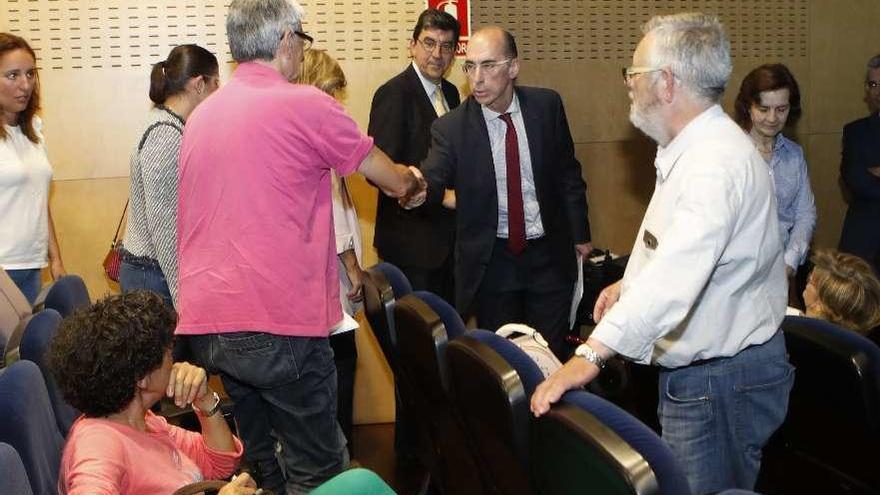 Mariano Abalo saluda a Vázquez Almuiña en presencia del alcalde de Cangas, Xosé Manuel Pazos. // R.G.