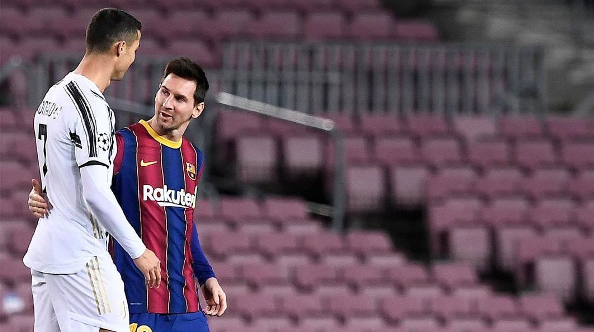 TOPSHOT - Juventus  Portuguese forward Cristiano Ronaldo greets Barcelona s Argentinian forward Lionel Messi (R) before the UEFA Champions League group G football match between Barcelona and Juventus at the Camp Nou stadium in Barcelona on December 8  2020  (Photo by Josep LAGO   AFP)