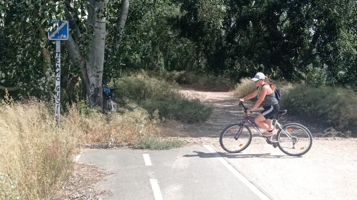 Una mujer da la vuelta en el lugar donde muere el carril bici en al margen derecha