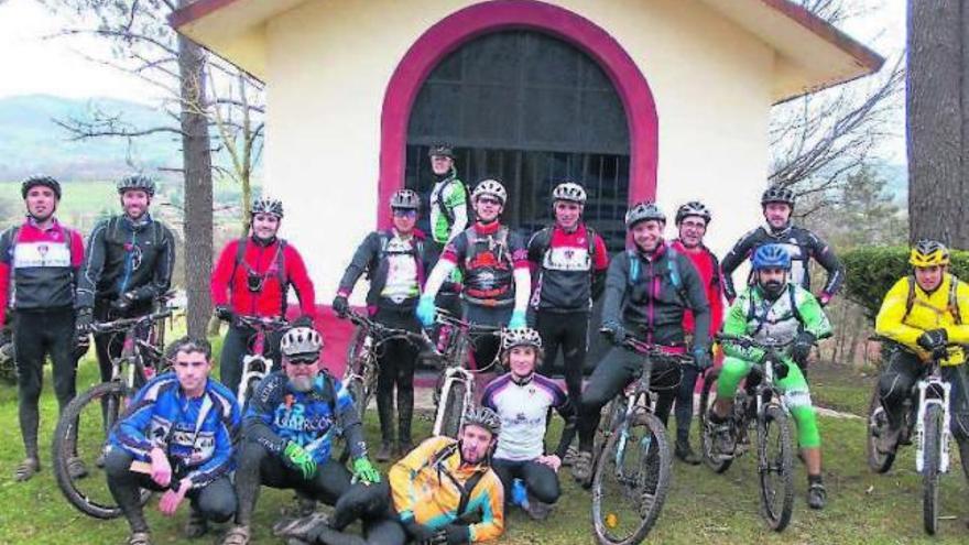 Participantes en la ruta de BTT., víctor guerra