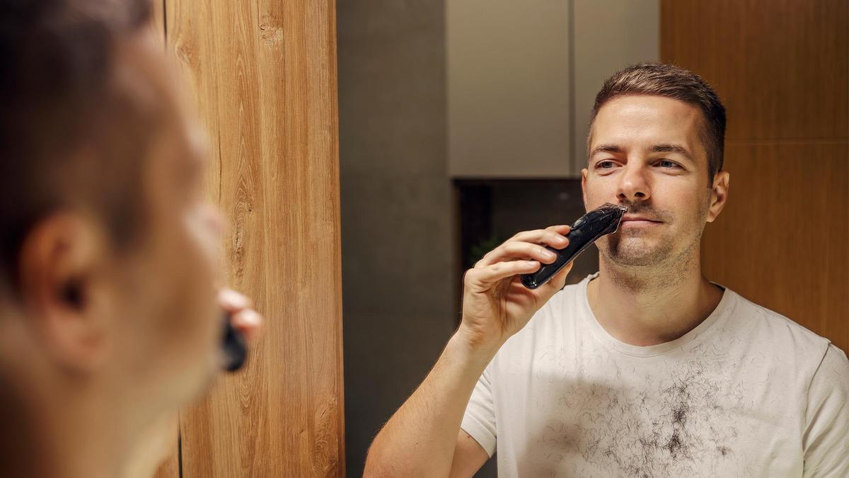 Adiós a dejar el baño lleno de pelos cuando te afeitas la barba: la capa mágica que lo dejará impoluto