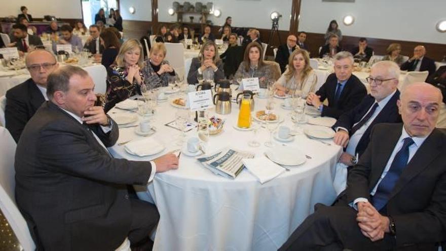 El director general de Contenidos de INFORMACIÓN, Juan R. Gil; el Síndic de Comptes, Antonio Mira-Perceval; la consellera de Justicia, Gabriela Bravo; la de Sanidad, Ana Barceló; la directora territorial de Alicante y Murcia de Bankia, Olga García; la vicerrectora de la UA Mónica Martí; la secretaria del Consejo Social de la UA, Aránzazu Calzada; el fiscal jefe provincial, Jorge Rabasa, el presidente de la Fundación CAM, Luis Boyer, y el consejero delegado de Prensa Ibérica en la Comunidad, Juan A. López Ruiz de Zuazo.