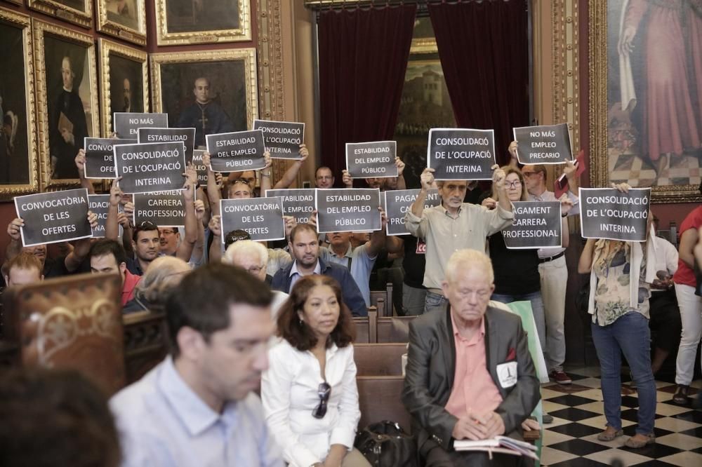 Pleno de Cort con manifestaciones de trabajadores de la EMT, cazadores y defensores de sa Feixina