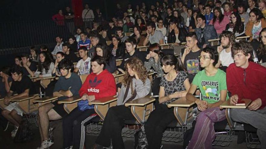 Alumnos de la Escuela Superior de Arte Dramático durante la inauguración del curso ayer. // Rodrigo Otero