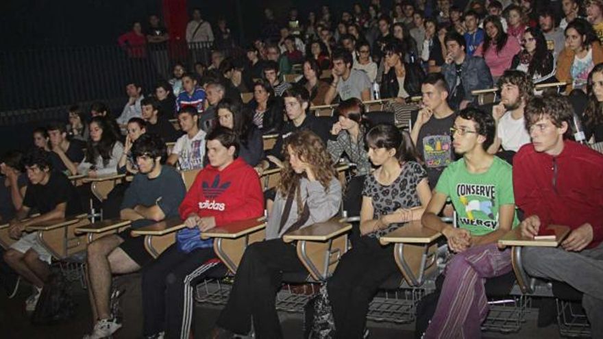 Alumnos de la Escuela Superior de Arte Dramático durante la inauguración del curso ayer.  // Rodrigo Otero