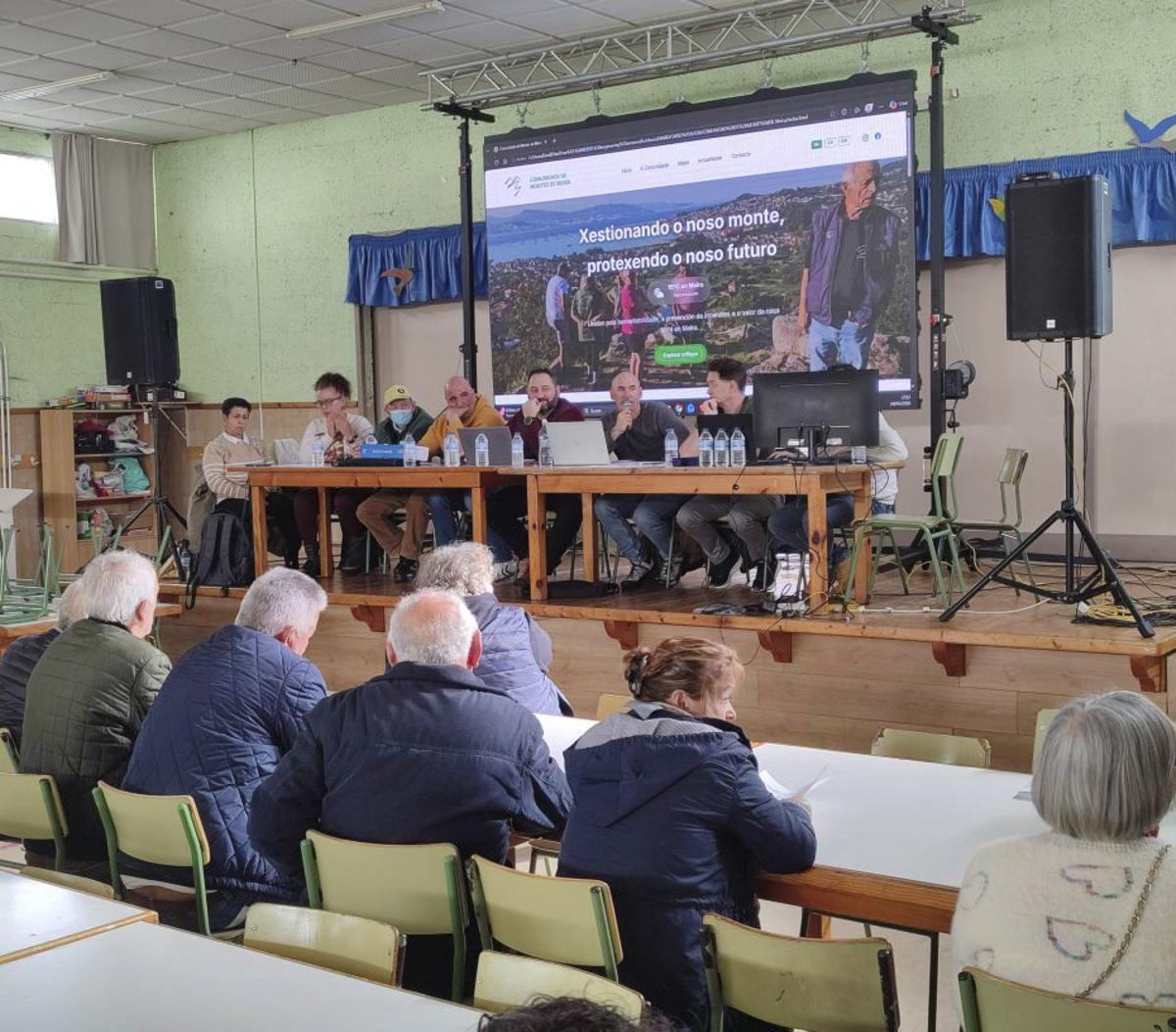 Un momento de la asamblea de los comuneros, ayer en Reibón. | FIRMA