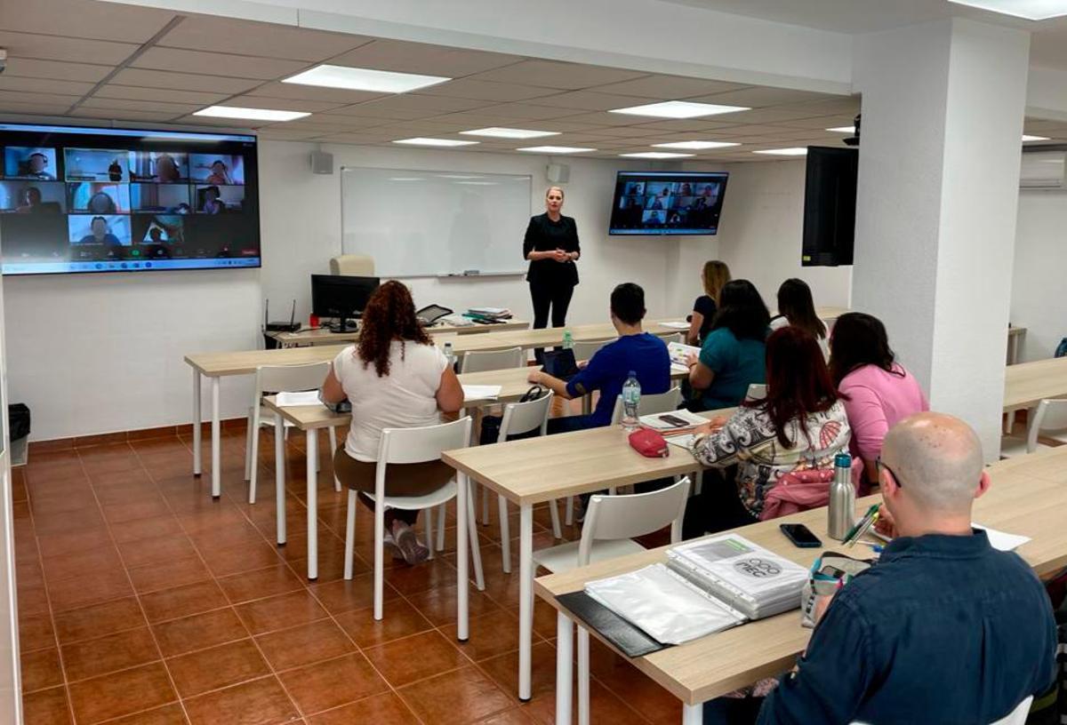 Las clases presenciales, que tienen lugar en Alicante, se pueden seguir en streaming.