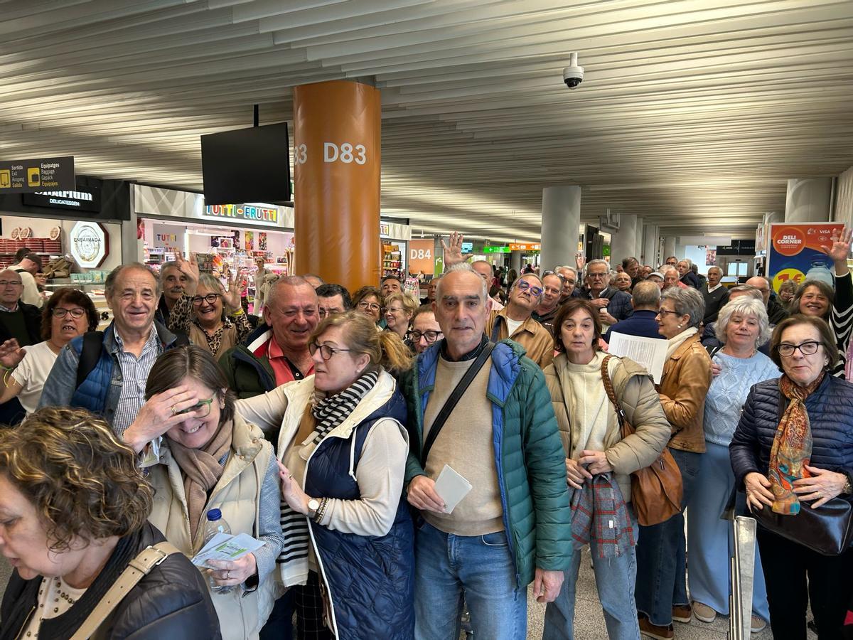 Los turistas acusan cansacio, salieron de Alcúdia de madrugada rumbo al aeropuerto.