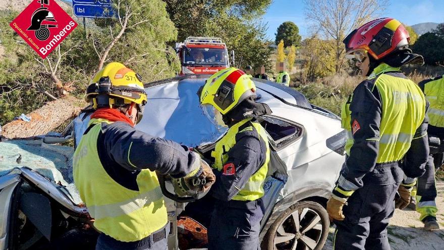 Un hombre muere al chocar su coche contra contra un árbol en Ibi