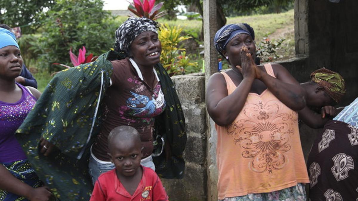 Familiares lloran la muerte de una persona, el miércoles 6 de agosto de 2014, a causa del ébola a las afueras de Monrovia (Liberia).