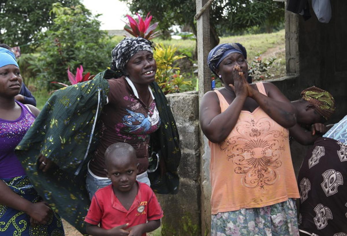 Familiars ploren la mort d’una persona, el dimecres 6 d’agost del 2014, a causa de l’Ebola als afores de Monròvia (Libèria).