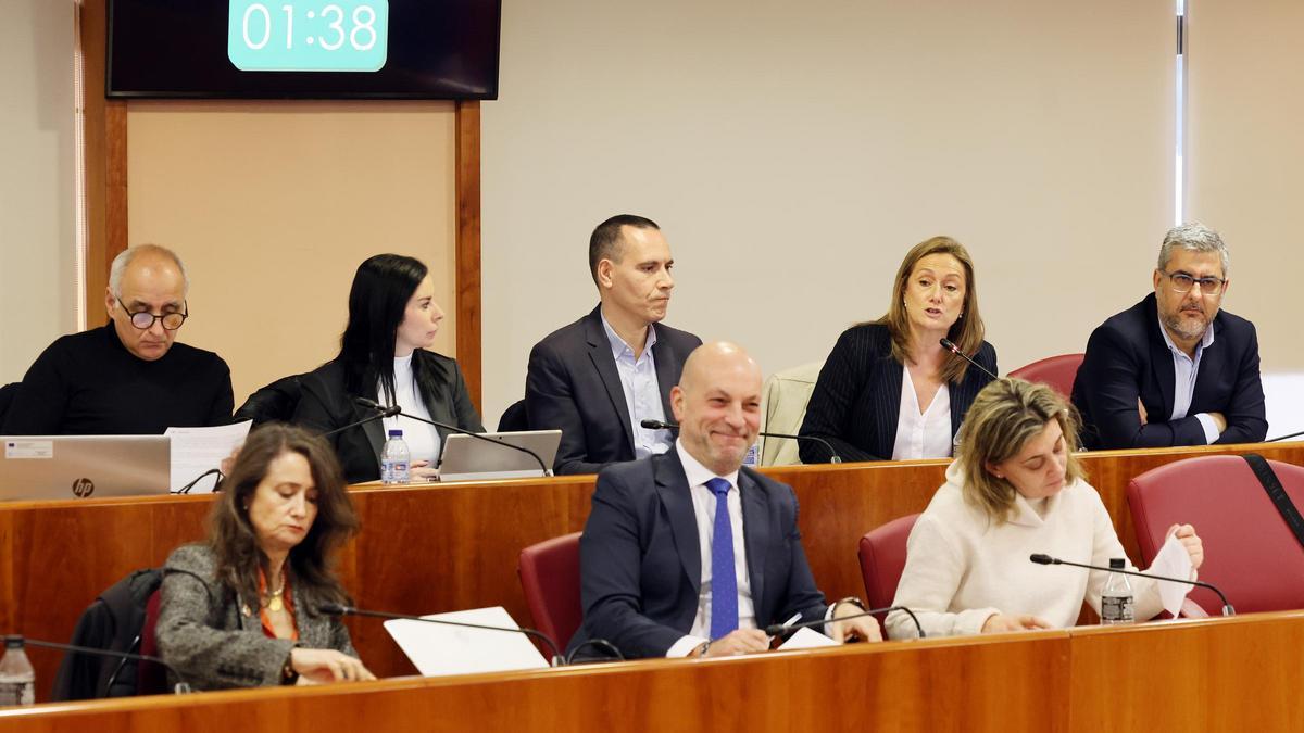 Luisa Sánchez (segunda fila, 2d.) y Jaime Aneiros (primer fila, 2.d), durante un pleno municipal.