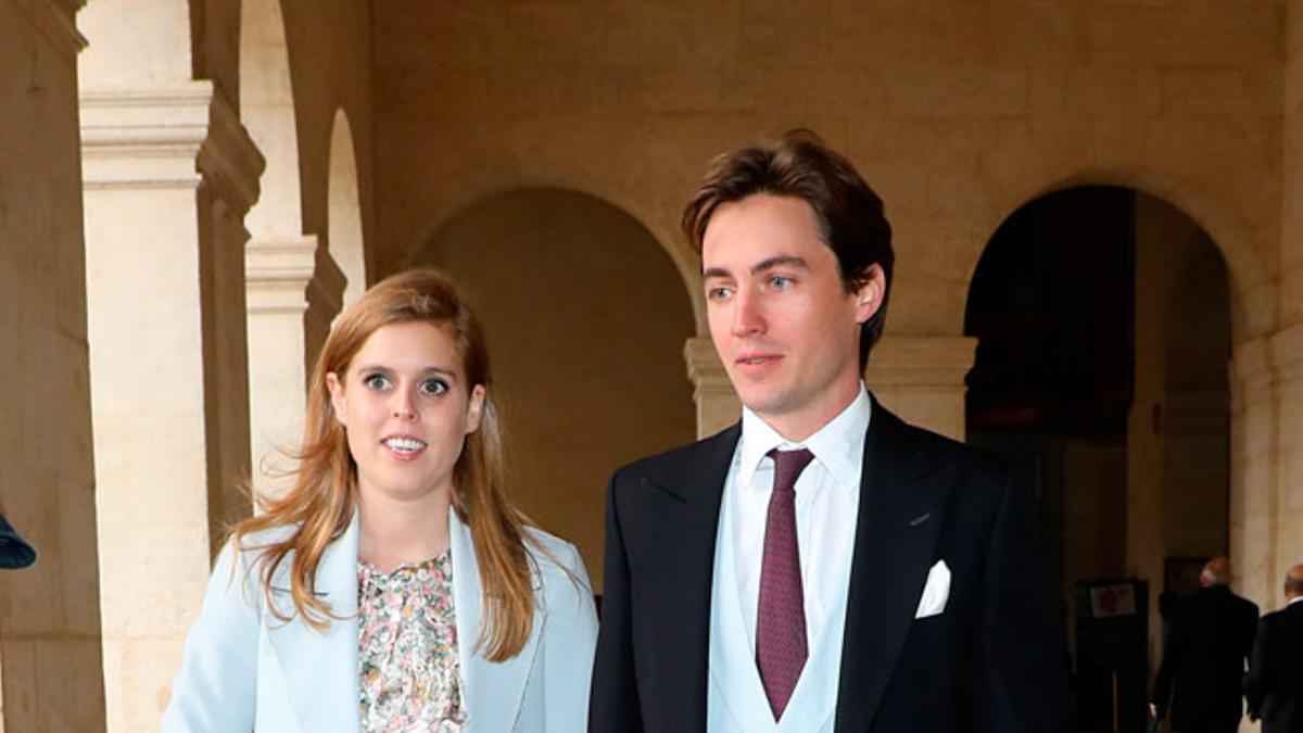 El look de invitada de Beatriz de York junto a su prometido Eduardo Mapelli Mozzi en la boda de Jean-Christophe Napoleón y Olympia von un zu Arco-Zinneberg