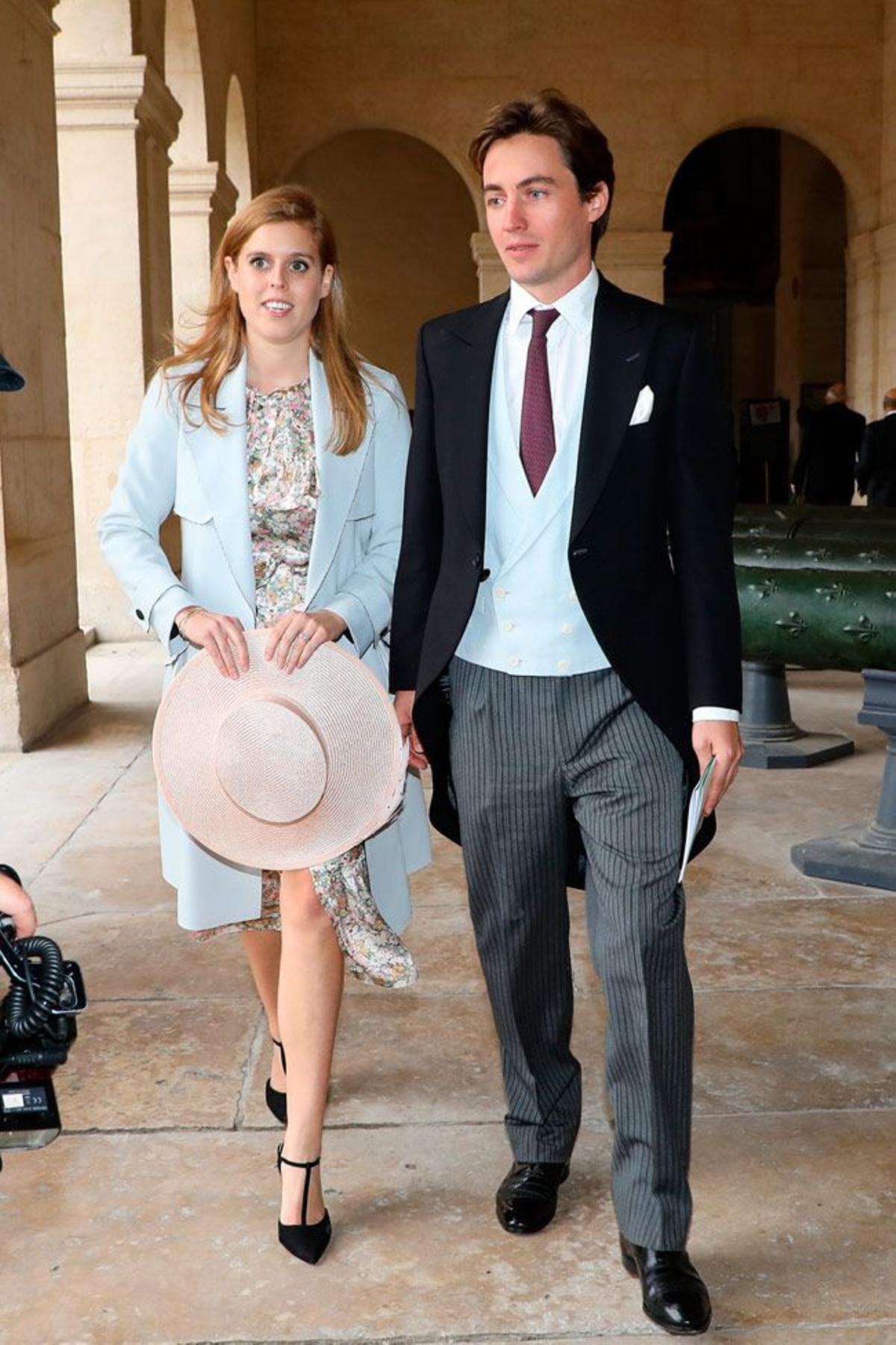 El look de invitada de Beatriz de York junto a su prometido Eduardo Mapelli Mozzi en la boda de Jean-Christophe Napoleón y Olympia von un zu Arco-Zinneberg