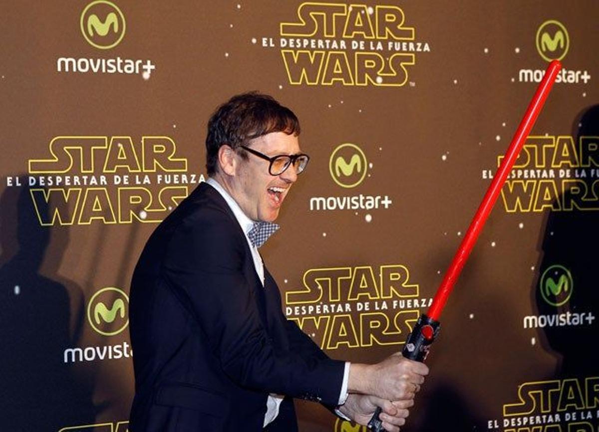 Joaquín Reyes, con un sable de luz en el preestreno de la última película de La guerra de las galaxias en Madrid.