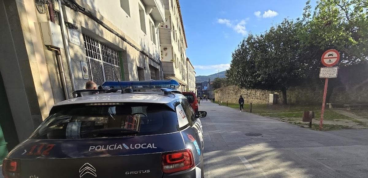 Un vehículo policial durante el control de zonas peatonales realizado hoy, en Vista Alegre.