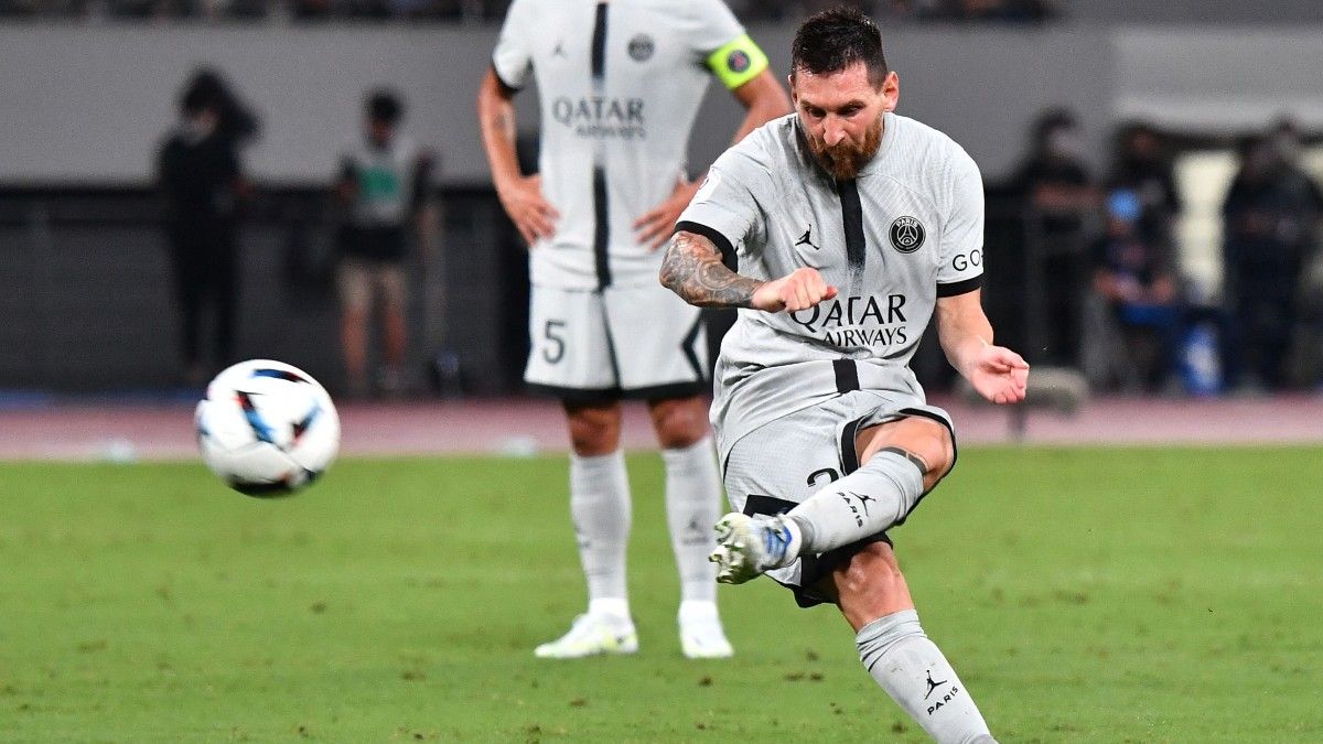 Messi en un duelo del PSG en Japón
