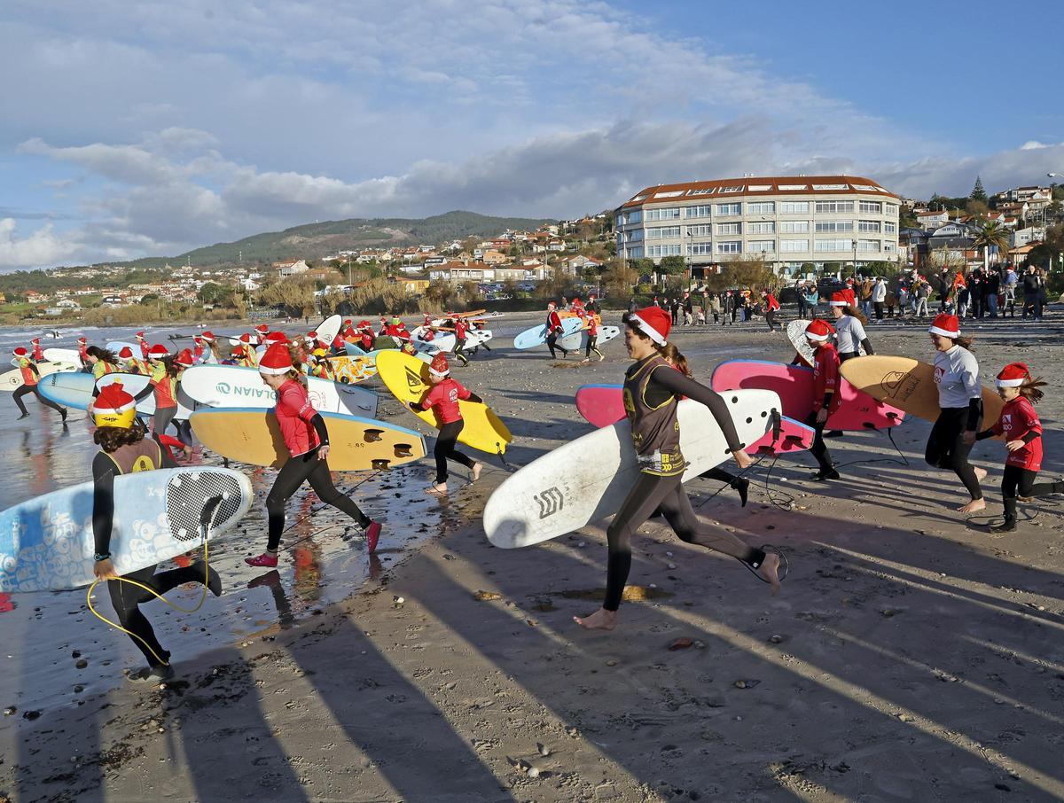Papá Noeles surfistas solidarios al agua en Patos