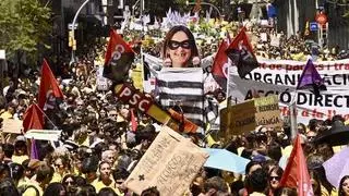 "Más salario, menos policía": miles de profesores mantienen el pulso al Govern en otra protesta multitudinaria