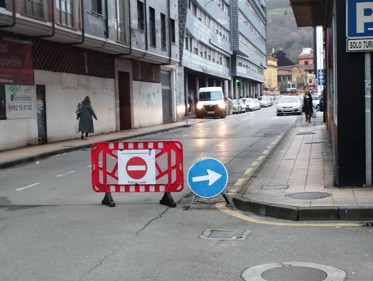 Un desvío del tráfico en la calle Alfonso Argüelles.