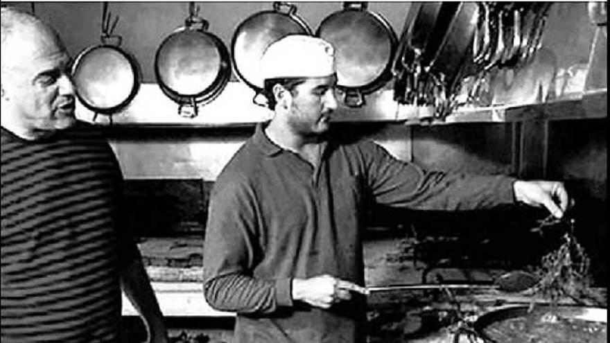 Vídeo.

 Bittman entró en la cocina de L$27Alter (Picassent) para conocer la versión más tradicional de la paella.