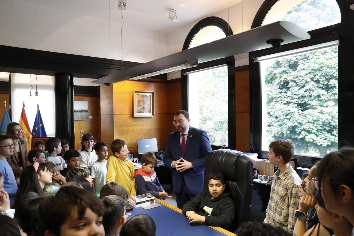 Barbón, el perfecto anfitrión de los alumnos del colegio Príncipe de Asturias